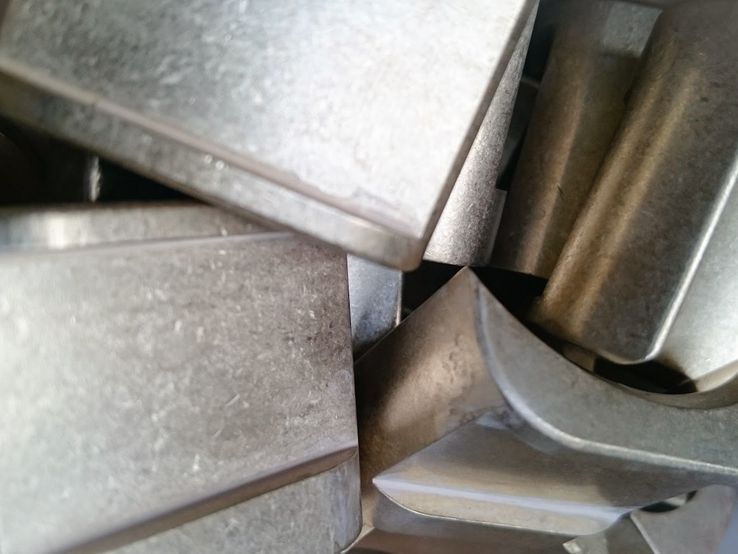 Trowalisierte Messingteile, schönes Oberflächenbild und sauberer Kantenbruch. Trowalisierte Messingteile, schönes Oberflächenbild und sauberer Kantenbruch.