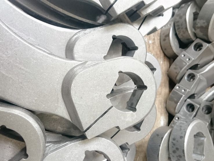 Trowalisierte Stahlteile, weiche Kanten, gleichmäßige Oberfläche und gute Haptik. Trowalisierte Stahlteile, weiche Kanten, gleichmäßige Oberfläche und gute Haptik.